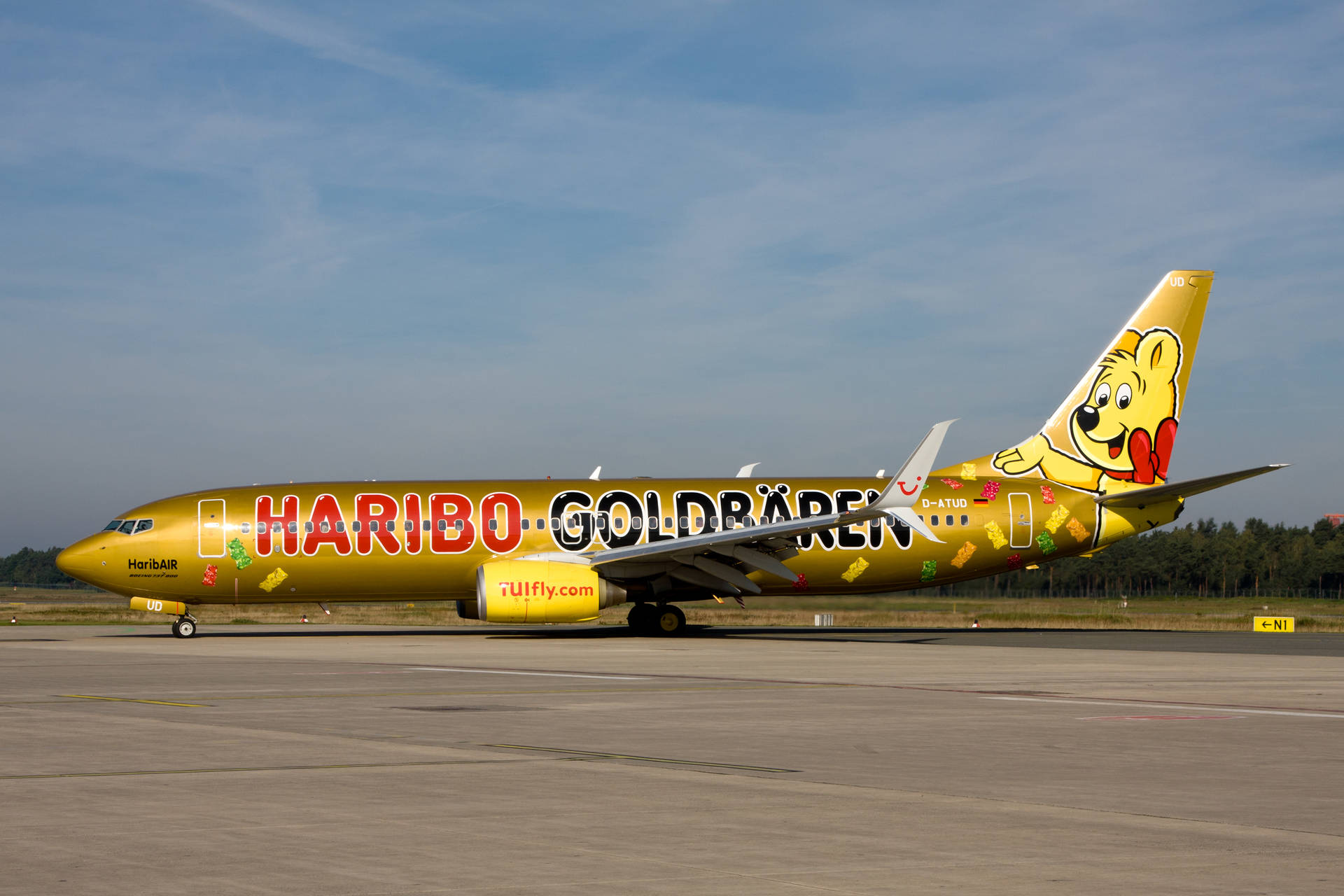 Ein Haribo-Flugzeug von TUIfly, das Günter Mayer im September 2014 am Airport Nürnberg aufgenommen hat.