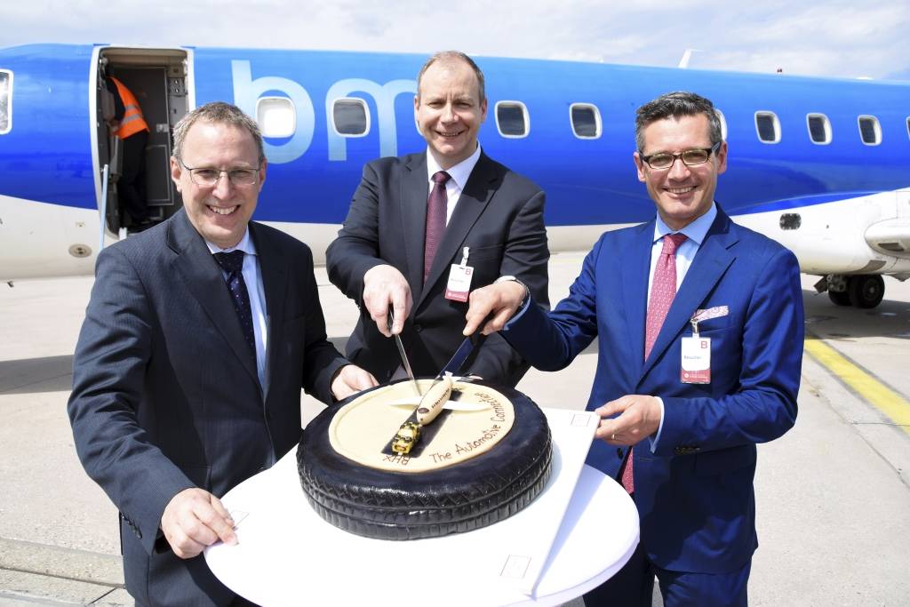 Erstflug von Nürnberg nach Birmingham: Geschäftsführer Dr. Michael Hupe, CCO von bmi regional Jochen Schnadt und Wirtschaftsreferent Dr. Michael Fraas (v.l.n.r.) © Airport Nürnberg 