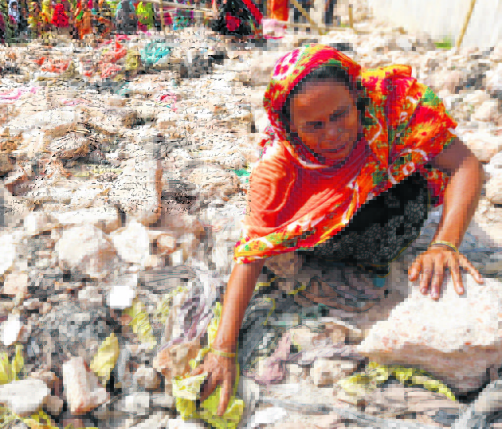 Eine Frau sucht nach dem Einsturz der Rana-Plaza-Textilfabrik 2013 nach ihrer Tochter. (Foto: dpa) 