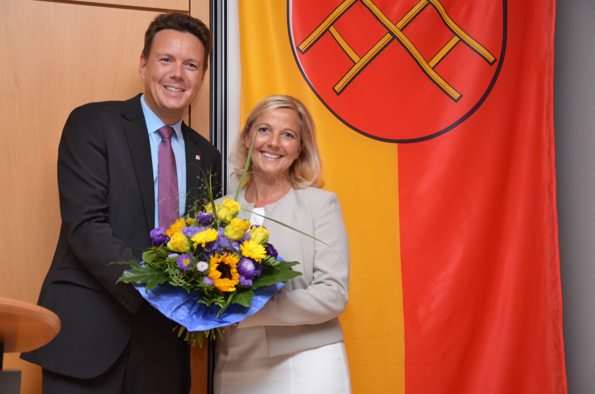 Landrat Harald Sievers beglückwünscht die Gemeinde Berg zur neuen Bürgermeisterin Manuela Hugger.