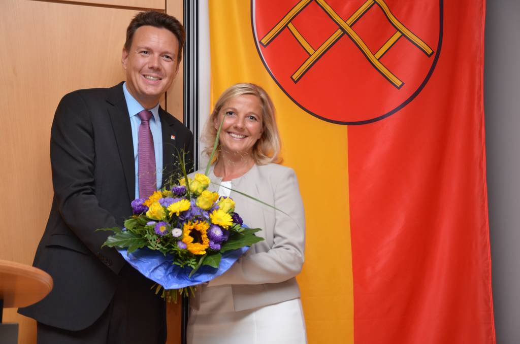 Landrat Harald Sievers beglückwünscht die Gemeinde Berg zur neuen Bürgermeisterin Manuela Hugger.