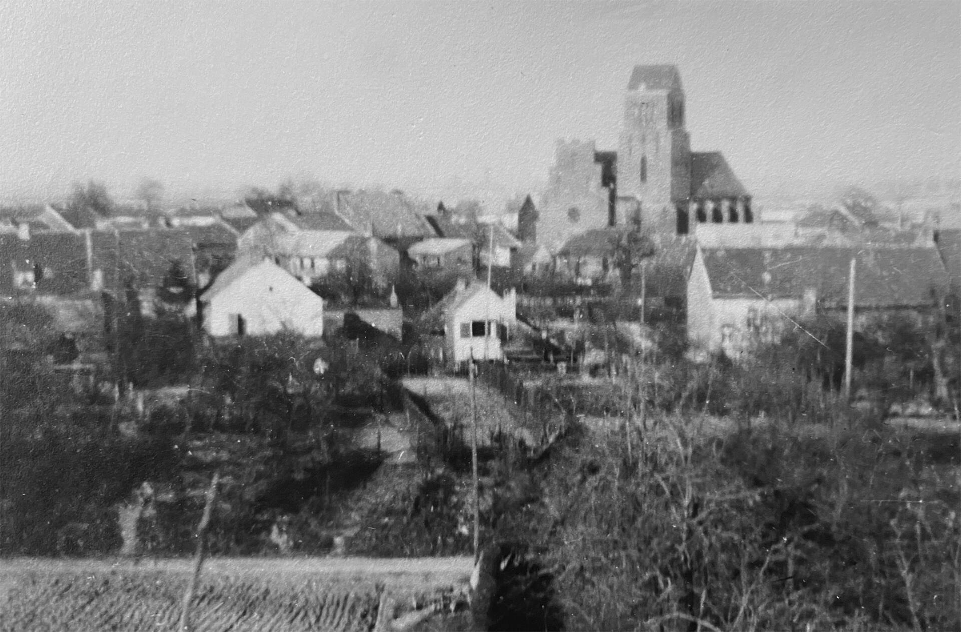 Die Oidtweiler Skyline in den 50er-Jahren: St. Martin ragt über das Dorf hinaus