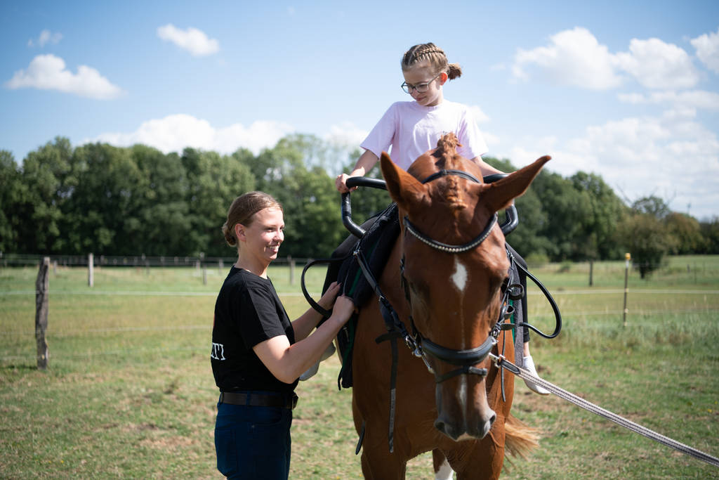 Kleines Kind auf großem Pferd: Mit vier Jahren fangen die ersten Mädchen an zu Voltigieren. 