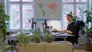 Katharina arbeitet an ihrem Rechner im kulturweit-Büro.
