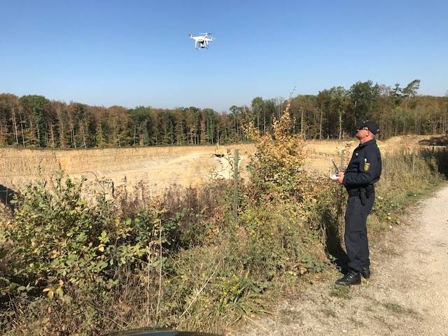 Mit einer Drohne sucht die Polizei den Kelterner Steinbruch ab.